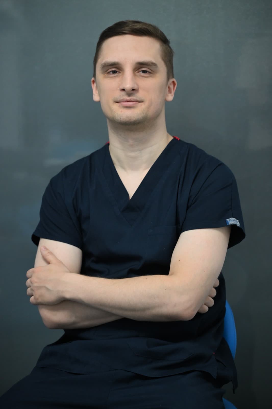 Dr. Andrei Ciobu, medic stomatolog în ținută medicală.